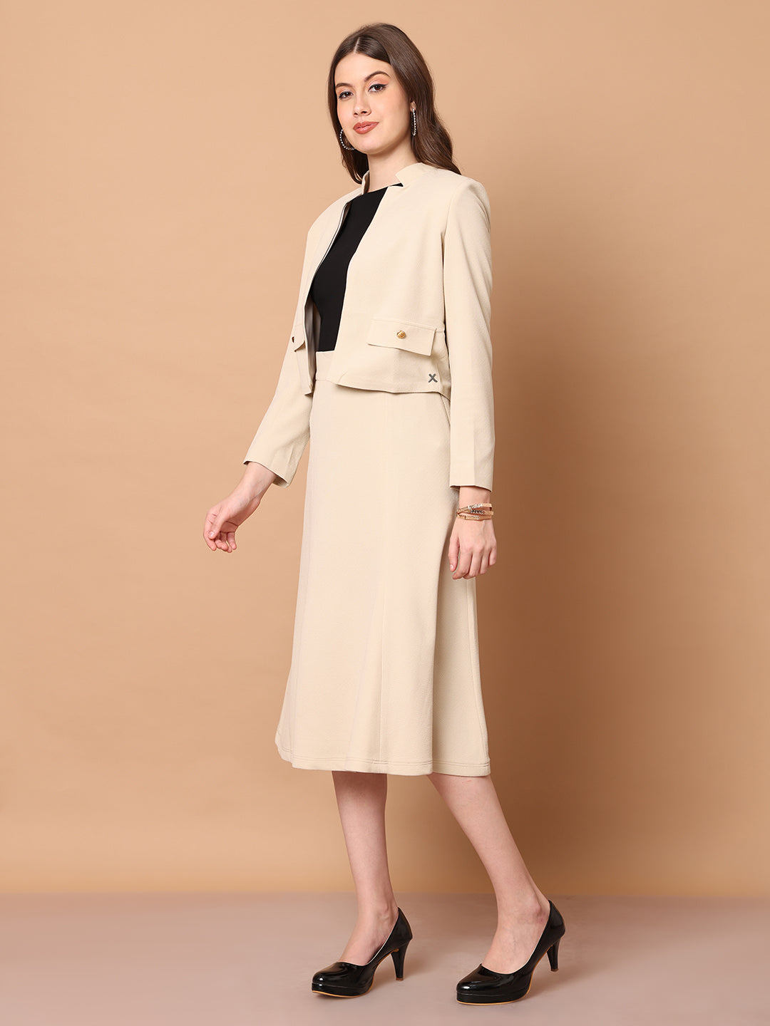 Exude Triumph Mandarin Collar Crop Blazer (Beige)